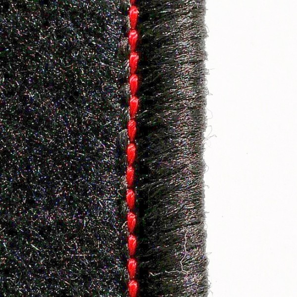 Piros díszvarrás (a szegély alapszíne a szönyegével azonos)